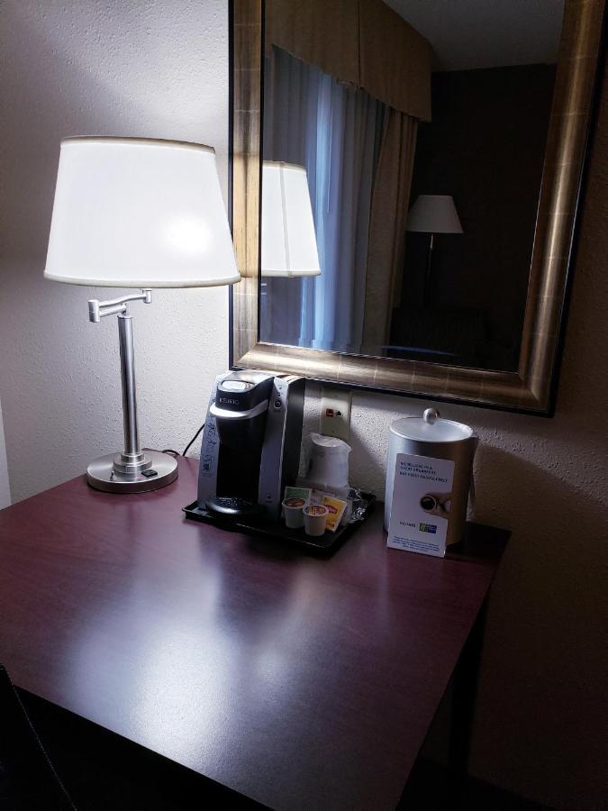 Holiday Inn Express Hotel & Suites Concordia Us 81 By Ihg Eksteriør billede