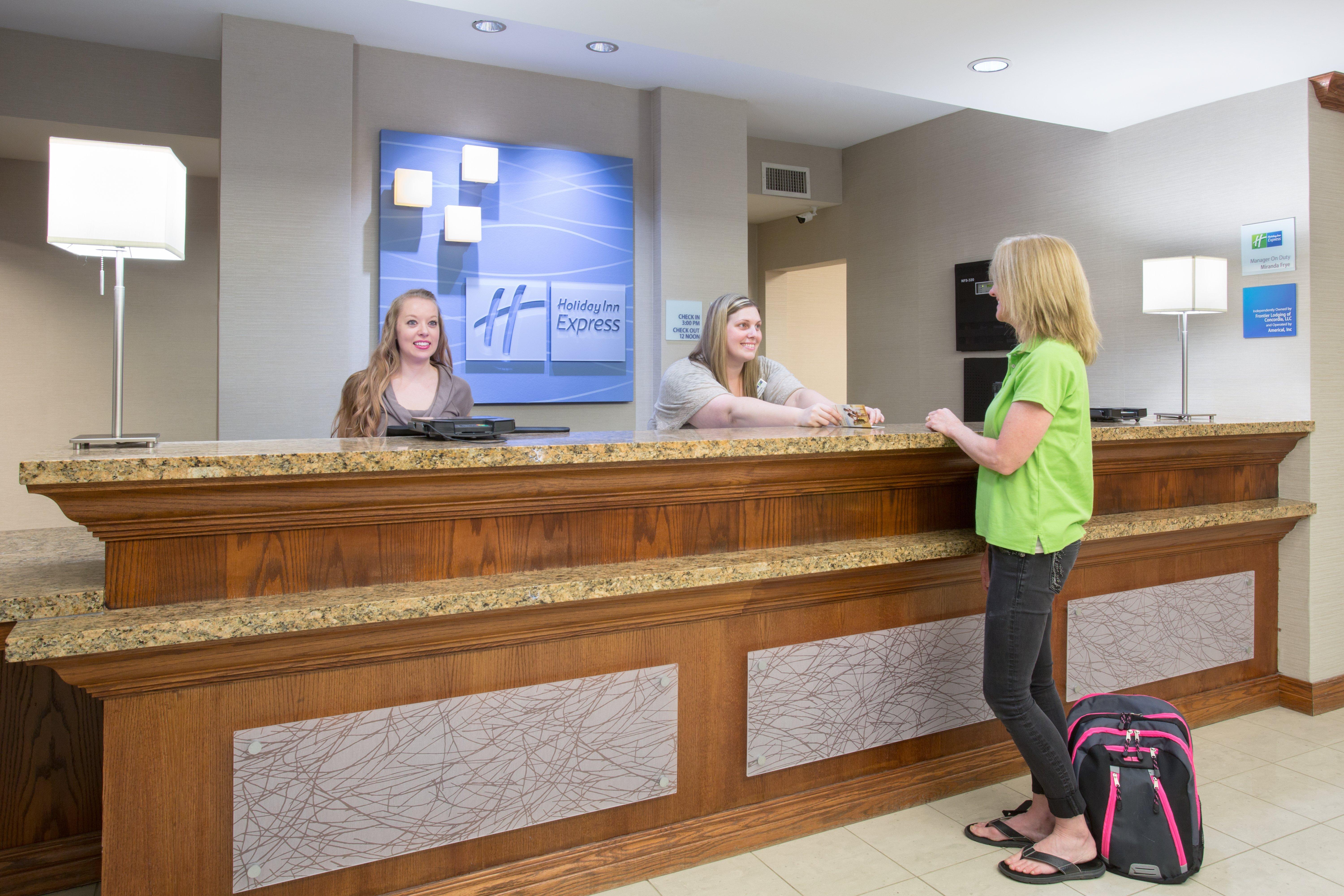 Holiday Inn Express Hotel & Suites Concordia Us 81 By Ihg Eksteriør billede