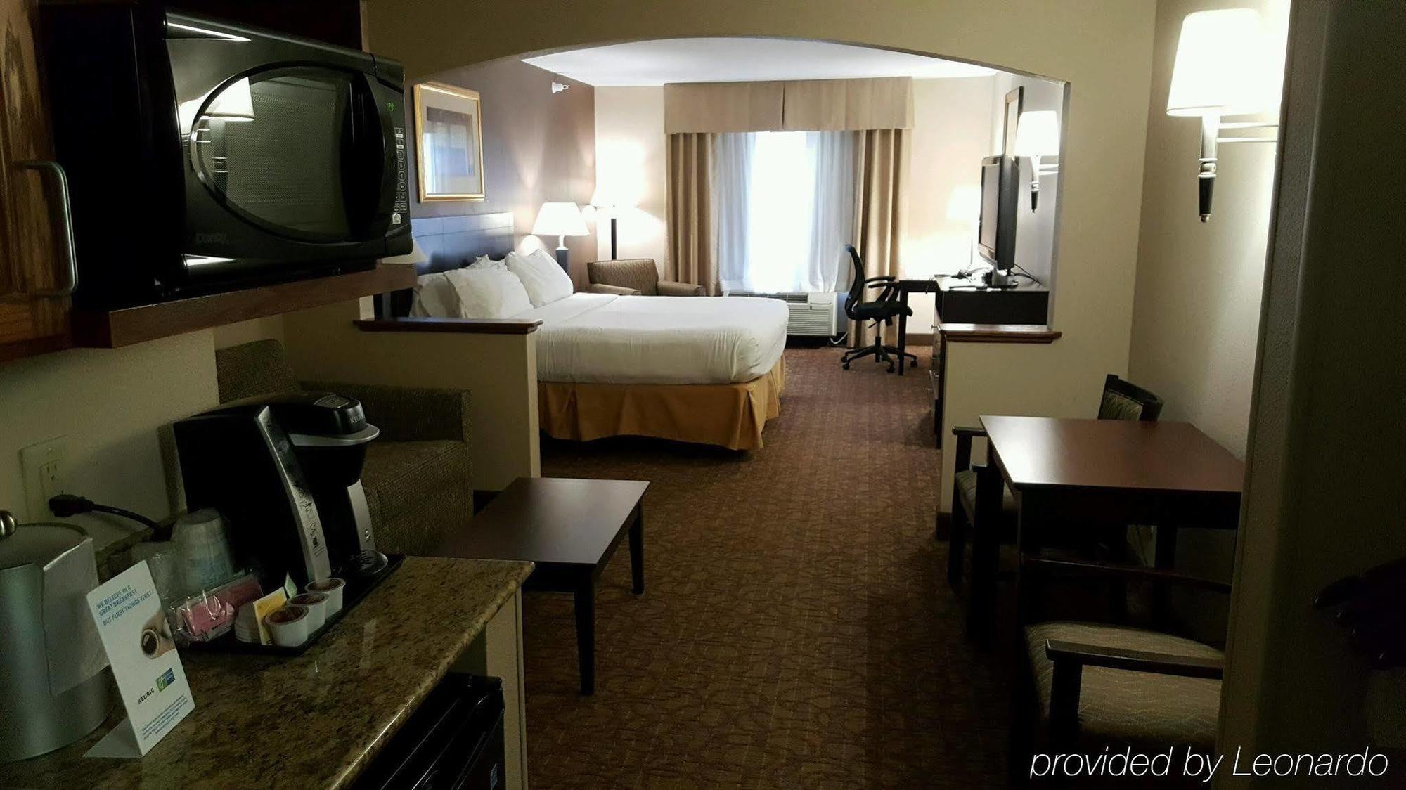 Holiday Inn Express Hotel & Suites Concordia Us 81 By Ihg Eksteriør billede